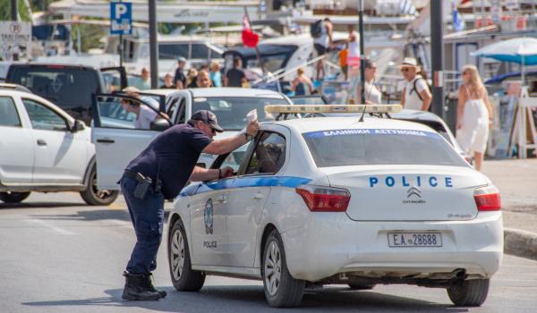 Grecia introduce reguli noi pentru șoferi. Ce trebuie să ai în mașină ca să nu te trezeşti cu o amendă