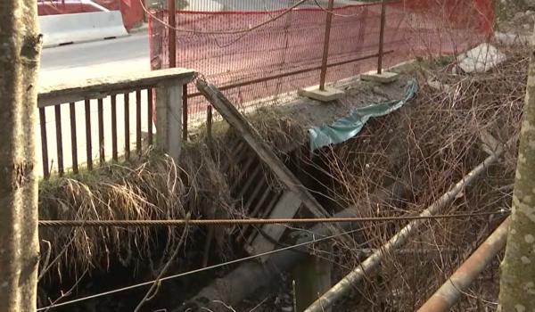 Un pod din Predeal riscă să cedeze lângă una dintre cele mai circulate linii feroviare. Ce spun autorităţile