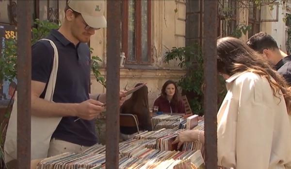 Vinilul, noul vechi trend, revine în forță: vânzările au depășit 1 miliard de dolari în 2025