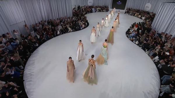 Barcelona dă tonul nunților. Peste 900 de rochii stabilesc tendințele pentru miresele viitorului