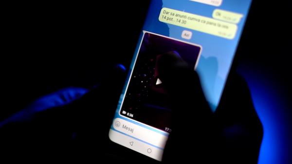 Un vâlcean s-a îndrăgostit de o tânără de pe Facebook şi i-a trimis 13.000 de euro. Contul era unul fals