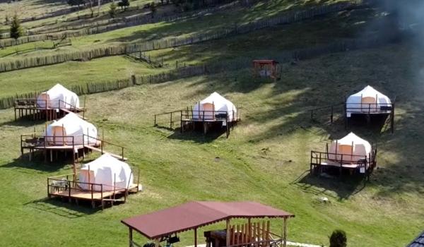 Destinaţia de 1 Mai, unde o noapte de cazare începe de la 80 de lei. Cine vrea confort plăteşte şi 500 de lei