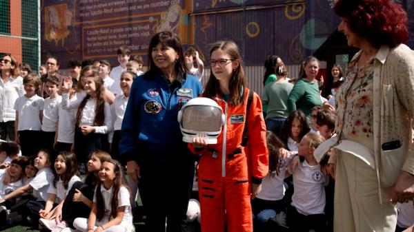 Astronauta NASA Mary Ellen Weber, vizită în România. Le-a vorbit tinerilor despre experienţele sale în spaţiu