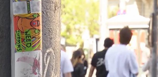 Droguri cu QR. Cum îşi fac traficanţii reclamă, în văzul lumii, pe stâlpi, semafoare sau băncile din parc