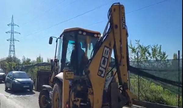 "Am auzit că e căzută o dronă". Scene comice în Galaţi: firma de salubritate a trimis un excavator să ia drona