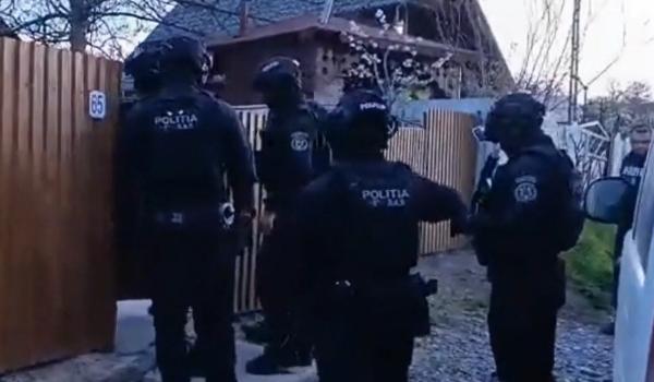 Mascații au descins la un bărbat din Botoșani după ce și-a arătat pistolul pe internet. Ce "surprize" au găsit