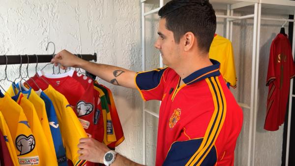 Pasiunea pentru fotbal dusă la nivel înalt. Un român colecţionează tricourile tuturor naţionalelor de fotbal