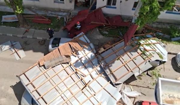 Codul portocaliu de vânt a lăsat dezastru în urma sa. Furtuna se mută spre sudul ţării