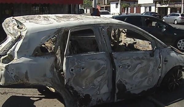 Imagini șocante în Piața Giulești din Capitală. O mașină a ars ca o torță după un accident rutier