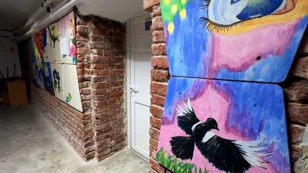 Elevii unui liceu de top din Timișoara învață în praf și mucegai. Părinţii, disperaţi: A ajuns cusut la spital