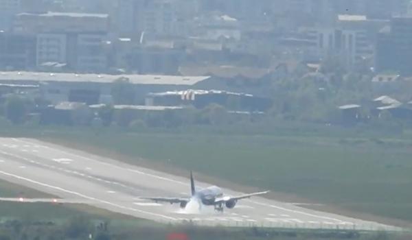 Aterizare complicată pe Aeroportul Internațional din Cluj-Napoca, pe fondul rafalelor puternice de vânt