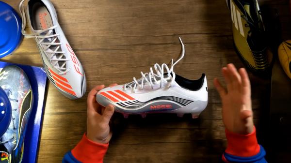 Ghetele vedetelor, obiecte de colecţie. La cât s-a licitat perechea purtată de Messi într-un meci istoric