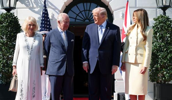 Ce cadou a primit Donald Trump de la Regele Charles. Monarhul britanic, primit la Casa Albă cu 21 salve de tun