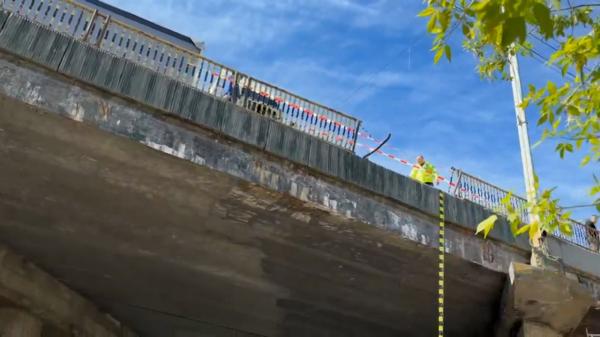 Pasarela Socola din Iaşi, mâncată de rugină şi "asigurată" cu sfori. Localnicii dau vina pe autorităţi