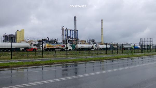 Cozi uriaşe la rafinăria Petromidia. Liderul pieţei de carburanţi, fără motorină în mai multe oraşe