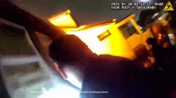 Momentul în care o casă explodează chiar în momentul în care poliţiştii încercau să intre. 8 dintre ei, răniţi