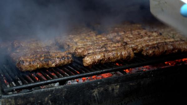 Mici cu șampanie și variante gourmet, noul trend de 1 Mai. Cât plătesc românii pentru un grătar "premium"