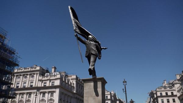 O statuie imensă a apărut peste noapte în centrul Londrei. Mesajul din spatele creației lui Banksy