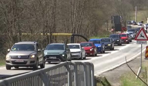 Sfârşit de minivacanţă în coloană. Test de răbdare pentru şoferi: "Se întâmplă an de an"