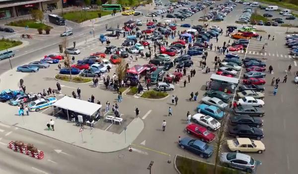 Peste 100 mașini inedite au atras toate privirile la Suceava. Vizitatorii pot testa inclusiv simulatoare auto