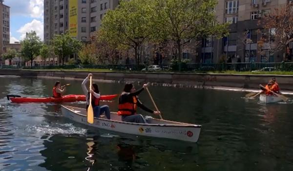 Reacţia unui turist londonez care s-a plimbat cu caiacul pe Dâmboviţa: "Cu adevărat grozav. A fost gratuit"