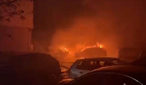 Incendiu într-o parcare din Piatra Neamț: o femeie a dat foc mașinii fostului soț. Flăcările s-au extins