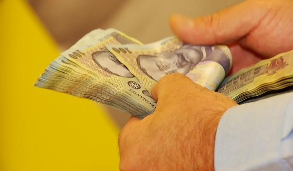 Care sunt cei mai afectaţi români de creșterea monedei euro. Investitorii, tot mai rezervați