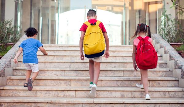 1 din 10 elevi din România spune că a avut parte de un comportament sexual nepotrivit din partea unui profesor