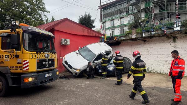 O doctoriţă de 74 de ani a ratat parcarea şi a "aterizat" în curtea Ambulanţei Sălaj