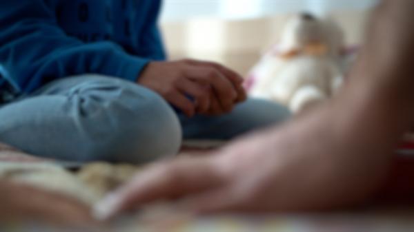Bunicul care şi-a violat nepoata de 9 ani şi vecinul lui, pedofili în serie. Abuzuri timp de două decenii