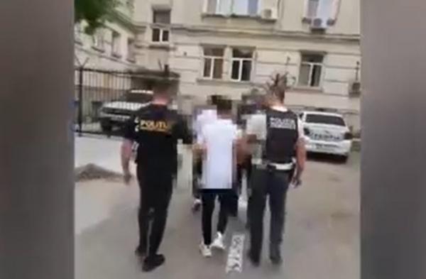Doi taximetrişti din Craiova, tâlhăriţi de adolescenţi. Tinerii, cu vârste între 15 şi 18 ani, prinşi rapid