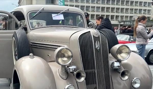 Peste 100 de mașini retro au defilat la Suceava. Vedeta paradei, un automobil de 90 de ani