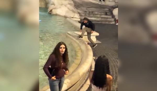Gestul făcut de un turist la Fontana di Trevi i-ar putea aduce interdicţie pe viaţă. Bărbatul, amendat cu 500€
