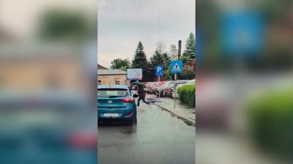 Momentul în care o femeie din Târgu Jiu este lovită de o maşină pe trecerea de pietoni