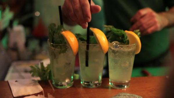 De ce preferă Generaţia Z băuturile fără alcool. Cererea a crescut cu 20% în ultimii ani
