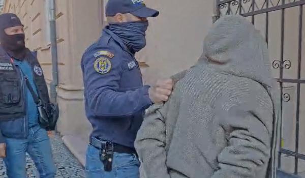Fată de 17 ani din Timișoara, obligată de iubit să se drogheze și să se prostitueze. A fost abandonată pe câmp