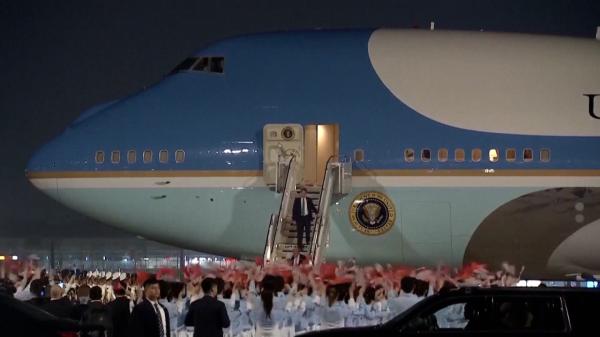 Trump a aterizat în China, primit de zeci de "pionieri" care fluturau steaguri. Ce îi va cere lui Xi Jinping