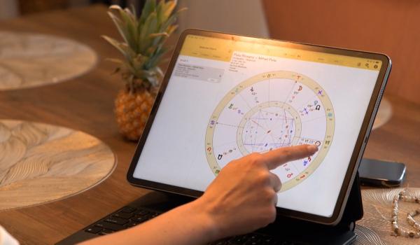 Horoscopul, mai important decât chimia. Testele online de compatibilitate influenţează relaţiile tinerilor