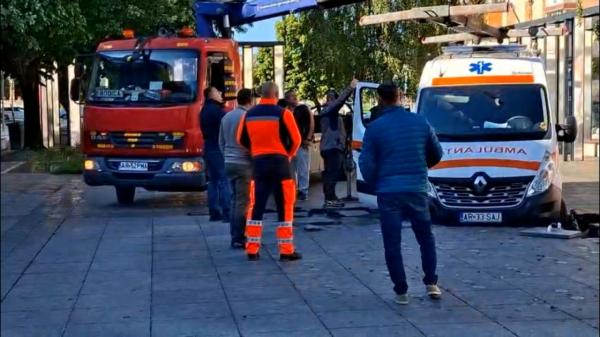 Ambulanță căzută într-un crater la Arad, în timp ce mergea să salveze un pacient