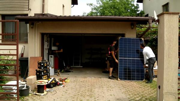 Facturile mari la energie îi împing pe români să cumpere panouri fotovoltaice în rate. Care sunt dobânzile