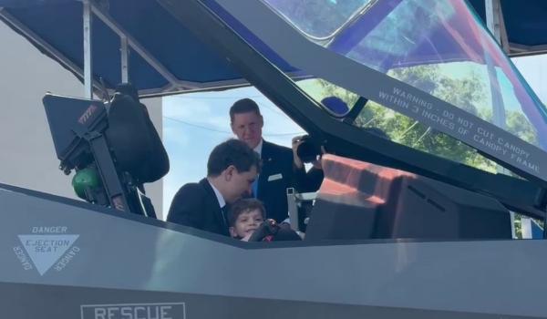 Nicuşor Dan şi fiul său au urcat într-un blindat şi într-un F-35, la expoziţia de tehnologii militare BSDA