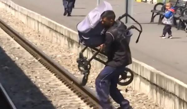 Lucrările din Gara Brașov îi obligă pe călători să traverseze șinele printre trenuri: "Își bat joc de noi"