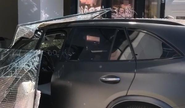 Femeia care a intrat cu maşina într-o bancă din Galaţi susţine că a încurcat comenzile bolidului