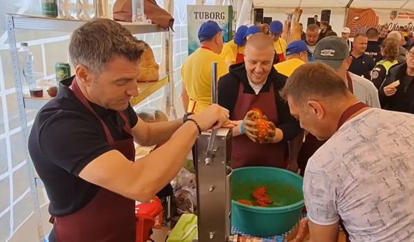 Zeci de kilometri de cârnaţi şi reţete păstrate din bătrâni. Festivalul care a adunat gurmanzii la Nădlac