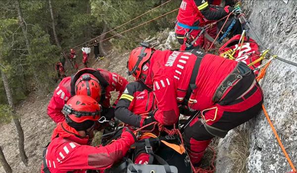 Salvare dificilă în Cheile Şugăului. Doi turişti au rămas blocaţi pe via ferrata Astragalus