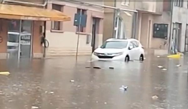 Ploi torențiale și grindină în vestul țării. Străzile din Lugoj au fost acoperite de ape