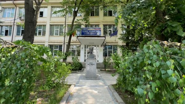 Profesorul care şi-a agresat eleva de 15 ani, surprins de camere. Consilierul David Popa dă vina pe victimă
