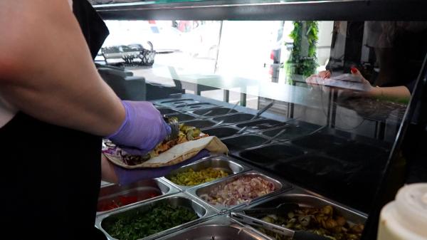 Preţurile la fast-fooduri au ajuns ca la restaurante. Burgerii şi shaormele, în topul comenzilor