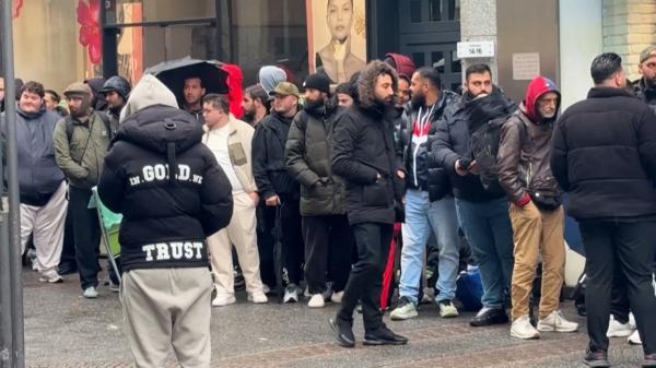 Cât costă ceasurile Swatch/Audemars Piguet pentru care lumea s-a luat la bătaie la cozi uriașe