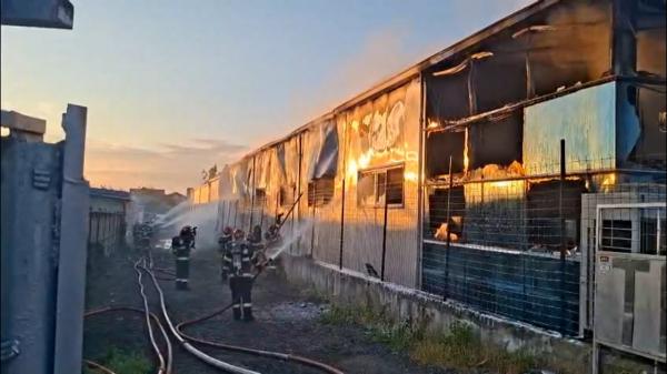 "S-a auzit o bubuitură deodată aşa, şi fum". Incendiul violent din Bragadiru, dublu pericol pentru Capitală